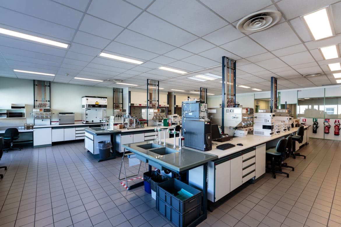 Laboratoire de biotechnologie avec 1 bureau
