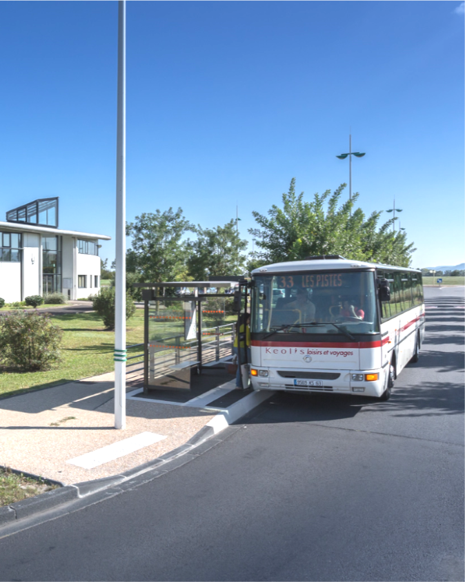 Les deux arrêts Biopôle et Biopôle 2, situés au cœur de la zone, sont desservis 9 fois par jour par la ligne de bus N°33 qui relie Clermont-Ferrand (Carrefour des Pistes - Musée Roger Quillot) à Saint-Beauzire, en passant par Gerzat. [...]
