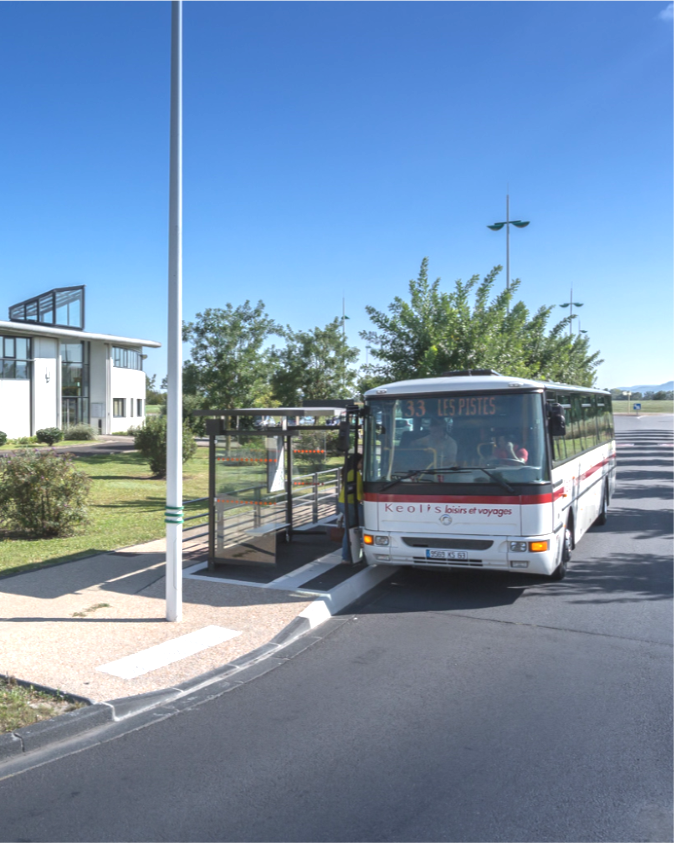 The two Biopôle and Biopôle 2 stops, located in the heart of the area, are serviced 9 times a day by the No. 33 bus line which connects Clermont-Ferrand (Carrefour des Pistes - Musée Roger Quillot) to Saint-Beauzire, via Gerzat. [...]