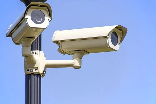 Le site de Riom est un site clos sous vidéo-surveillance avec un poste de garde 7/7 et des dispositifs anti-intrusion comme le contrôle d’accès par badge. Le site de Riom propose également des infrastructures de stockage surveillées (chambres froides sous téléalarme, armoires ventilées). [...]