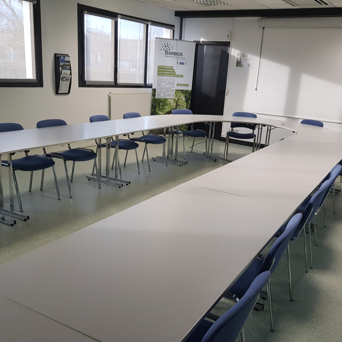 Les entreprises du Biopôle Clermont-Limagne ont accès à des services mutualisés.
Sur le site de Saint-Beauzire, deux salles de réunion de 20 et 50 personnes peuvent être louées seules ou réunies en une seule salle [...]