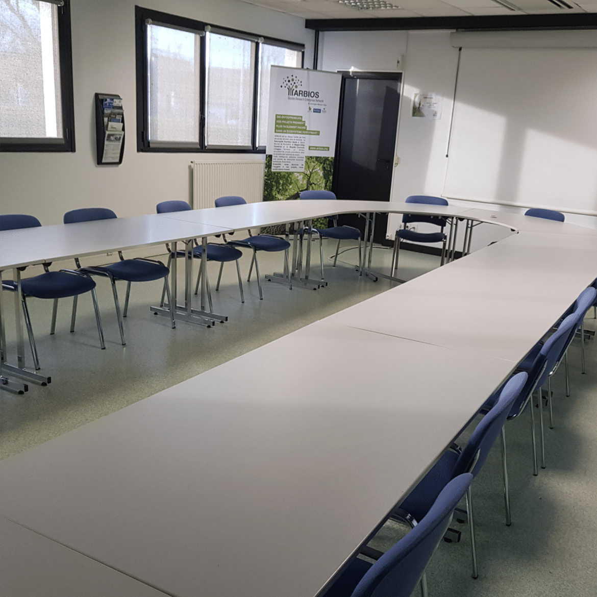 The companies in the Clermont-Limagne Biopole have access to shared services.
On the Saint-Beauzire site, two meeting rooms for 20 and 50 people can be rented alone or combined into one room [...]